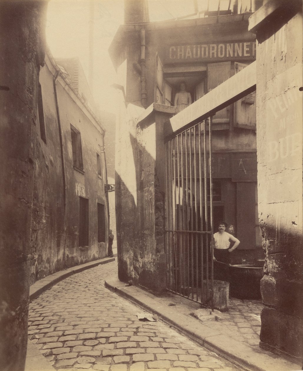 Metal İşçileri Dükkanı, pasaj de la Réunion by Eugène Atget