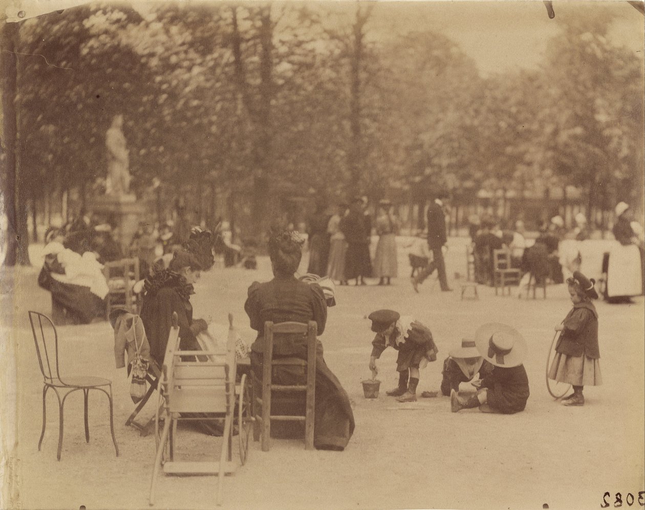 Lüksemburg Bahçelerinde Kadın ve Çocuklar by Eugène Atget