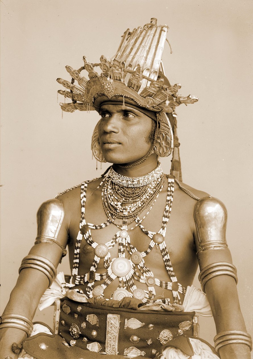 Kabartmalı gümüş miğferli bir Sri Lankalı Dansçının Portresi, 1890 dolayları by Eugène Trutat