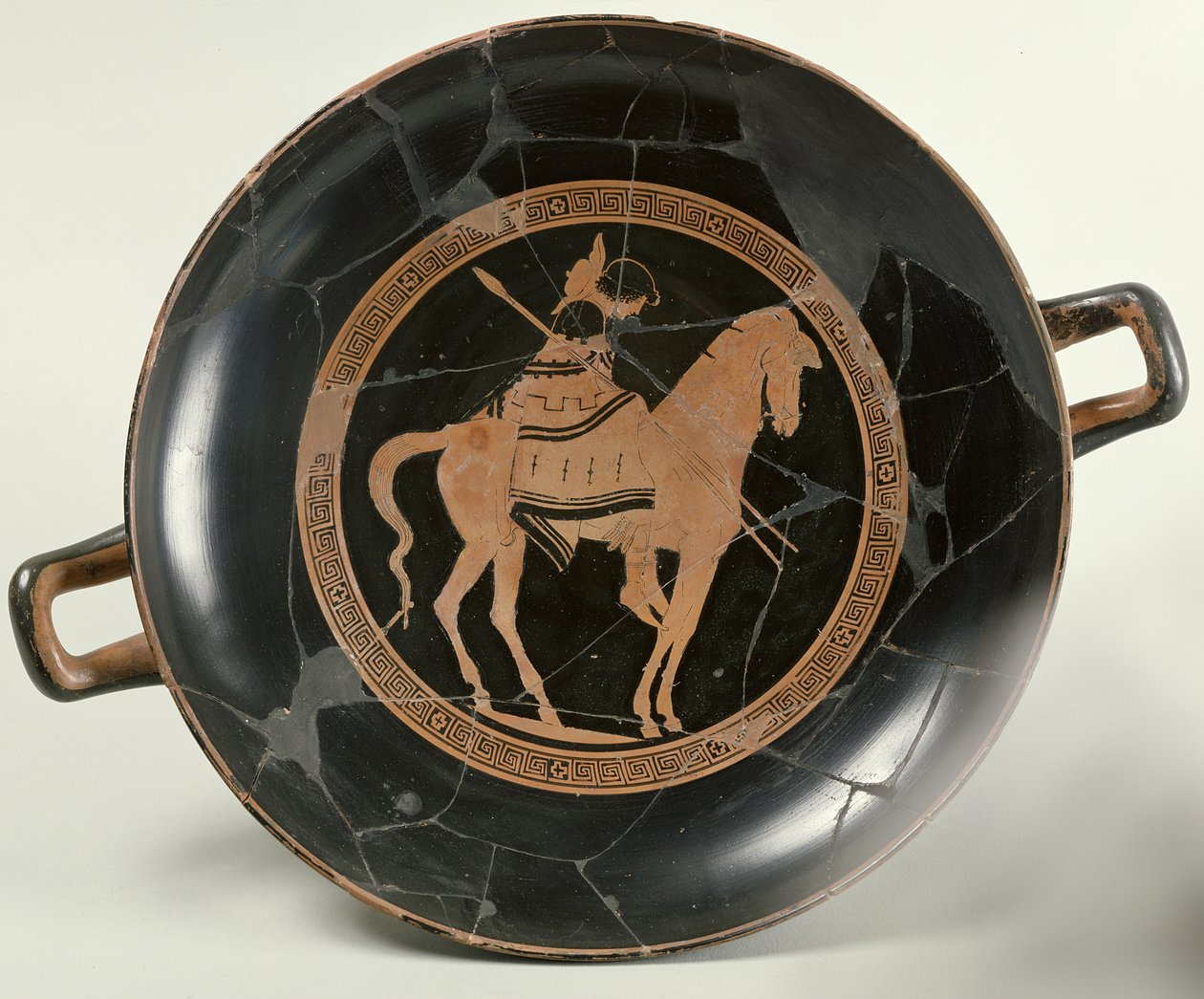 At sırtında bir biniciyi tasvir eden tavan arası kırmızı figürlü fincan (seramik) by Euphronios