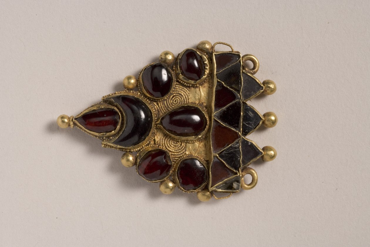 Kolye, MS 5. yy (altın ve granat) by European
