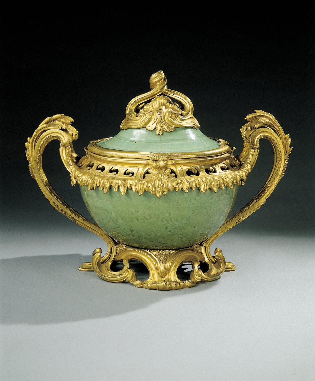Louis XV pot-pourri vazo (ormolu monte edilmiş Çin seladon porseleni) by European School