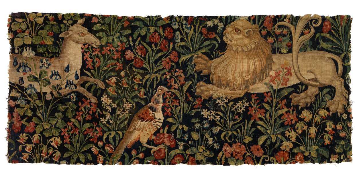 Doe, Aslan ve Sülün'ü (yün) tasvir eden mille fleurs goblen parçası by European School