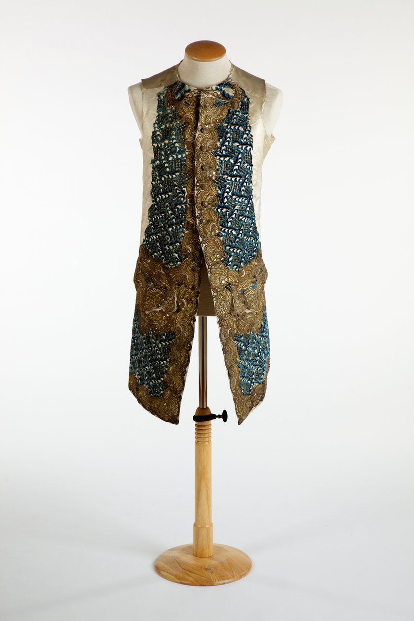 Altın metal iplik, mavi şönil ve pullarla süslenmiş yelek, c.1750-70 (ipek) by European School