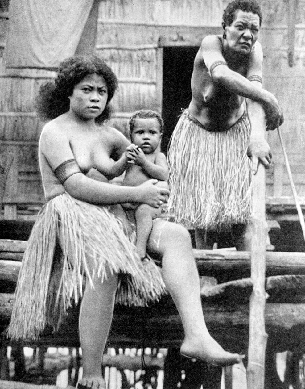 Bir anne ve çocuğu, Papua, Yeni Gine, 1936. by Ewing Galloway