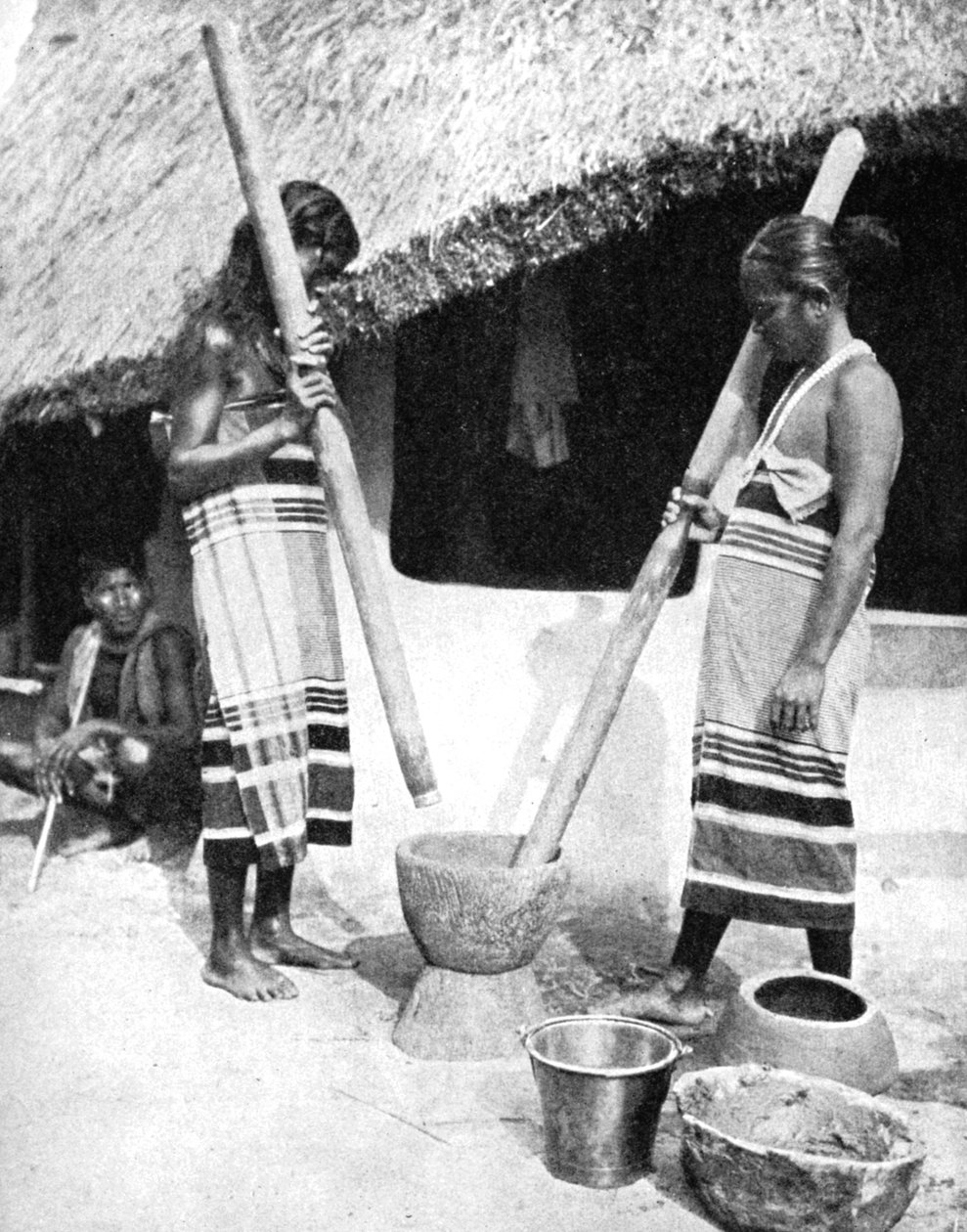 Newar kadınları tahıl dövüyor, Nepal, 1936. by Ewing Galloway