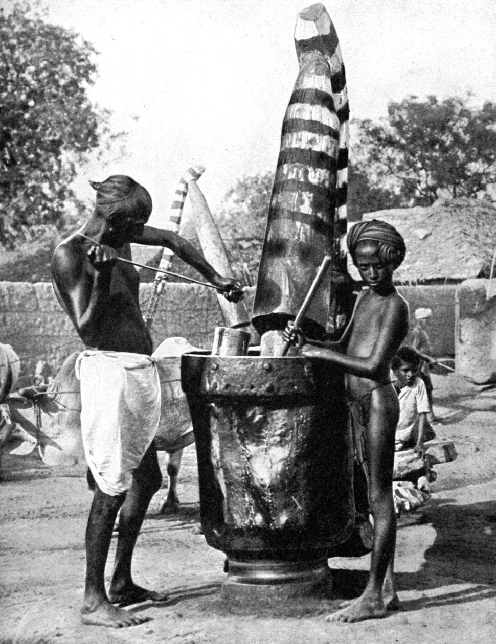 Bir Hindu tanrıçası onuruna boyanmış susam değirmeni, Hindistan, 1936 by Ewing Galloway