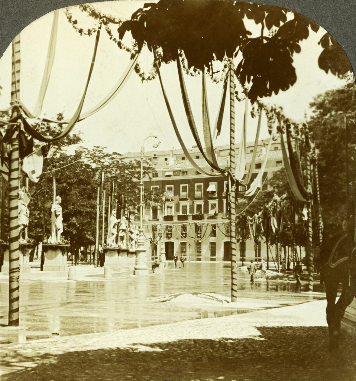 Dekorasyonlar, Plaza de Oriente, Madrid, İspanya. by Excelsior Stereoscopic Tours