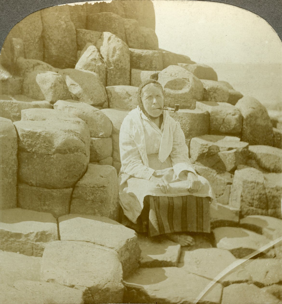 Dilek Sandalyesinde, Giants Causeway, Antrim, Kuzey İrlanda. by Excelsior Stereoscopic Tours