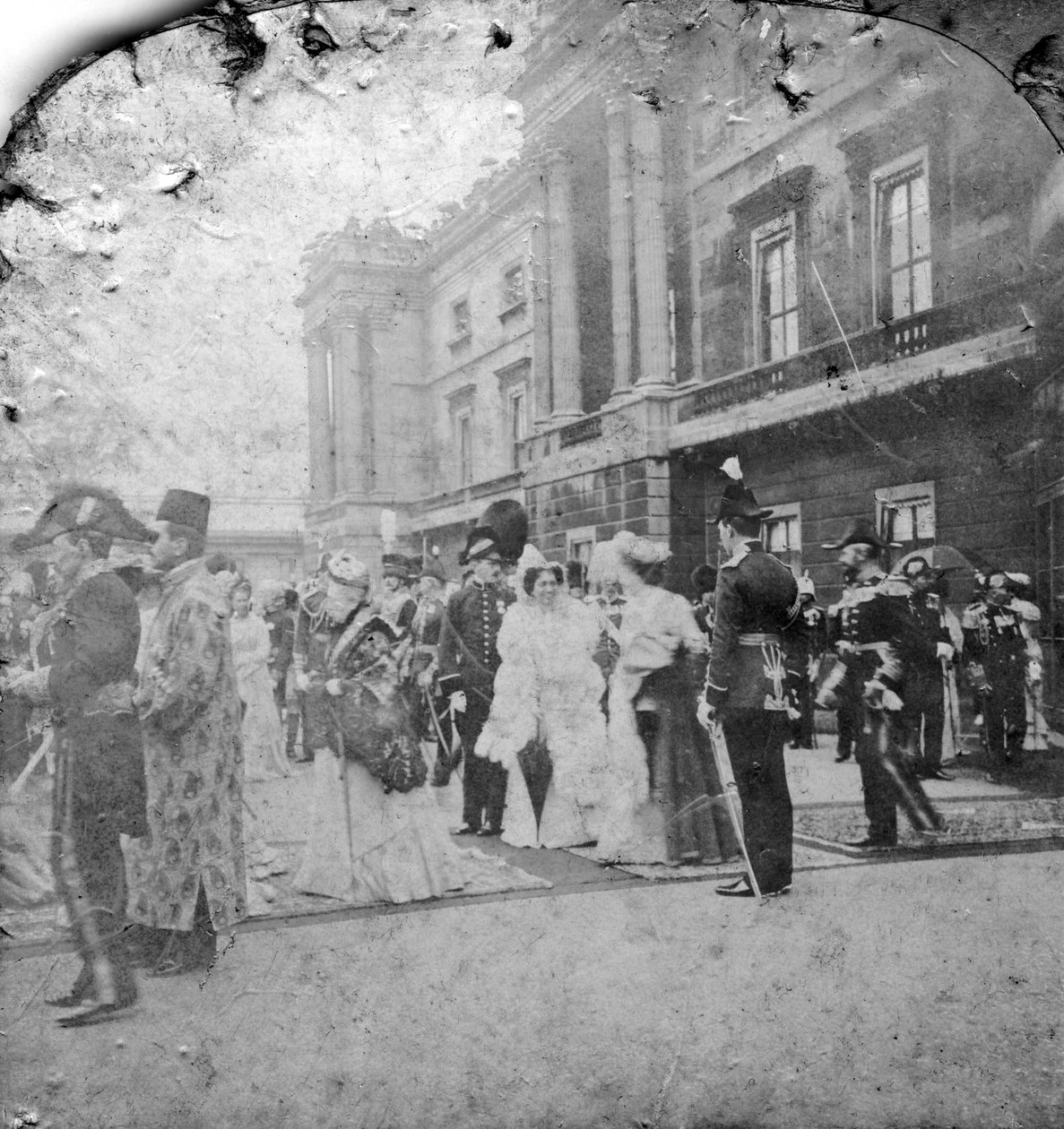 HM the King, Buckingham Sarayı, Londra tarafından Hint ve Sömürge birliklerinin gözden geçirilmesi. by Excelsior Stereoscopic Tours