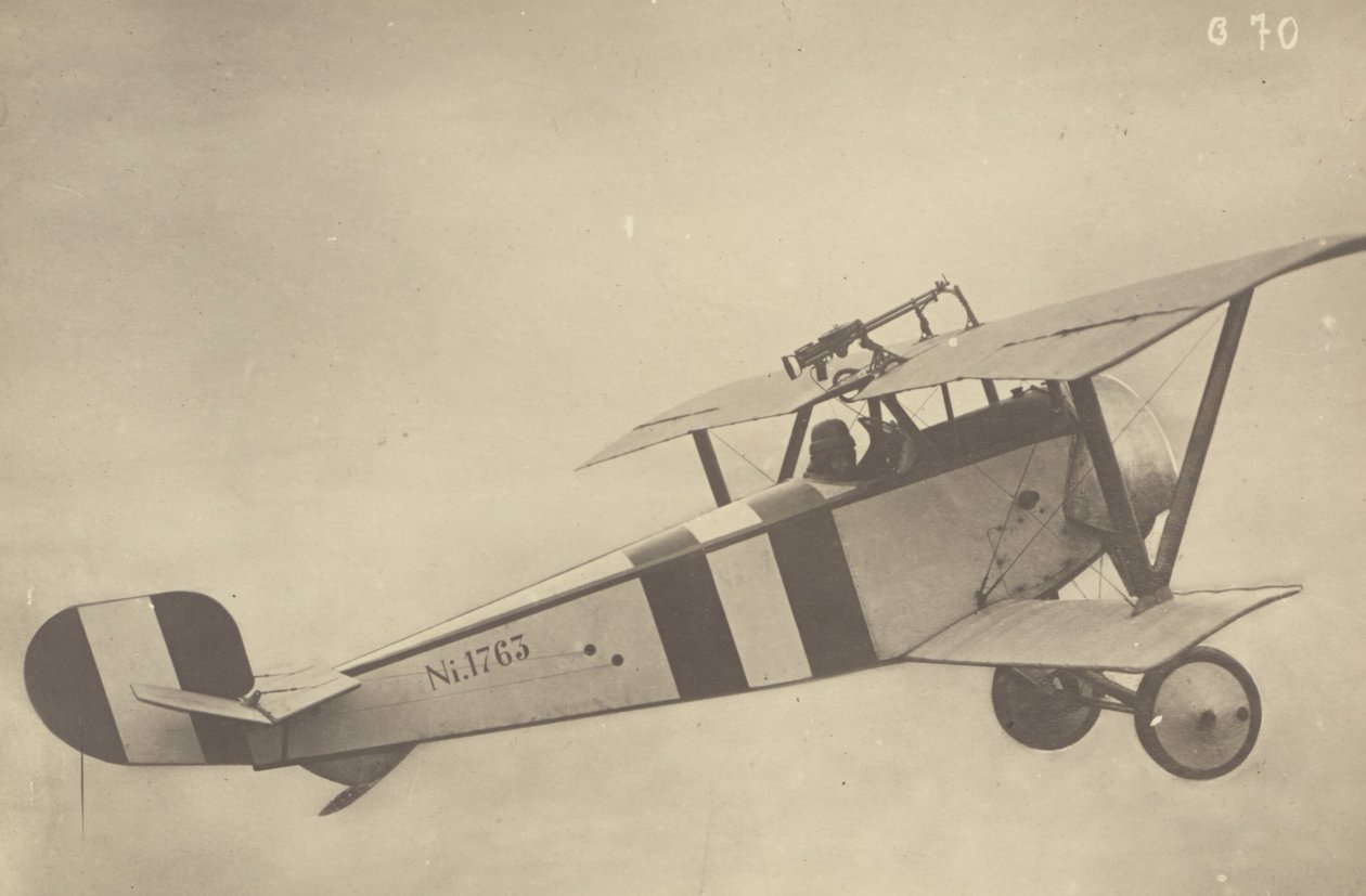 [Uçan bir Nieuport 17 (uçak) profili] by Fedele Azari