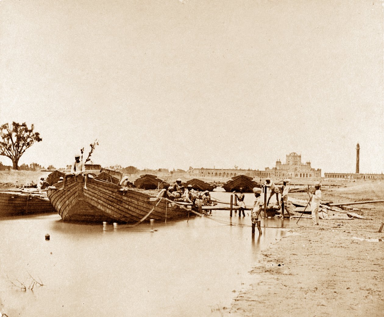 Gomptee üzerindeki Tekneler Köprüsü, Lucknow by Felice Beato