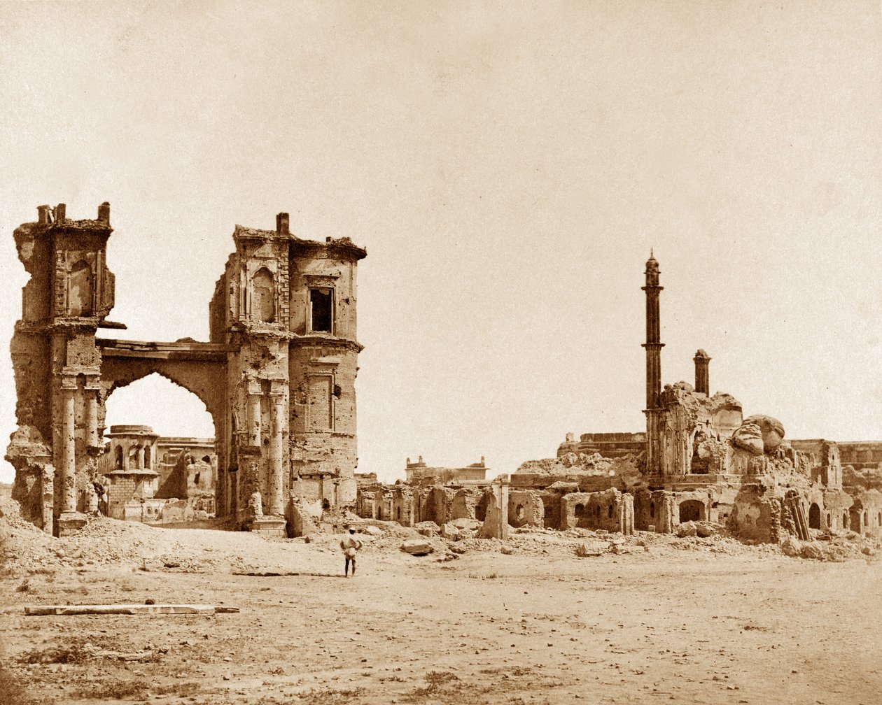 Bailee Muhafız Kapısı, Lucknow önünde Saat Kulesi by Felice Beato