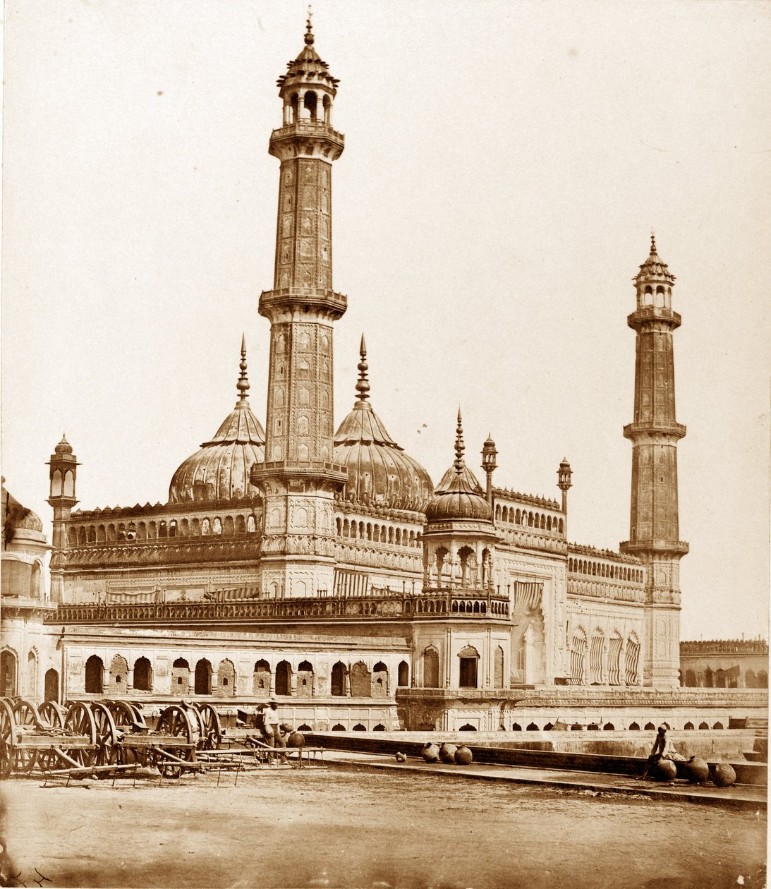 Asophoo Dowlahs Emambara, Lucknow içindeki cami by Felice Beato