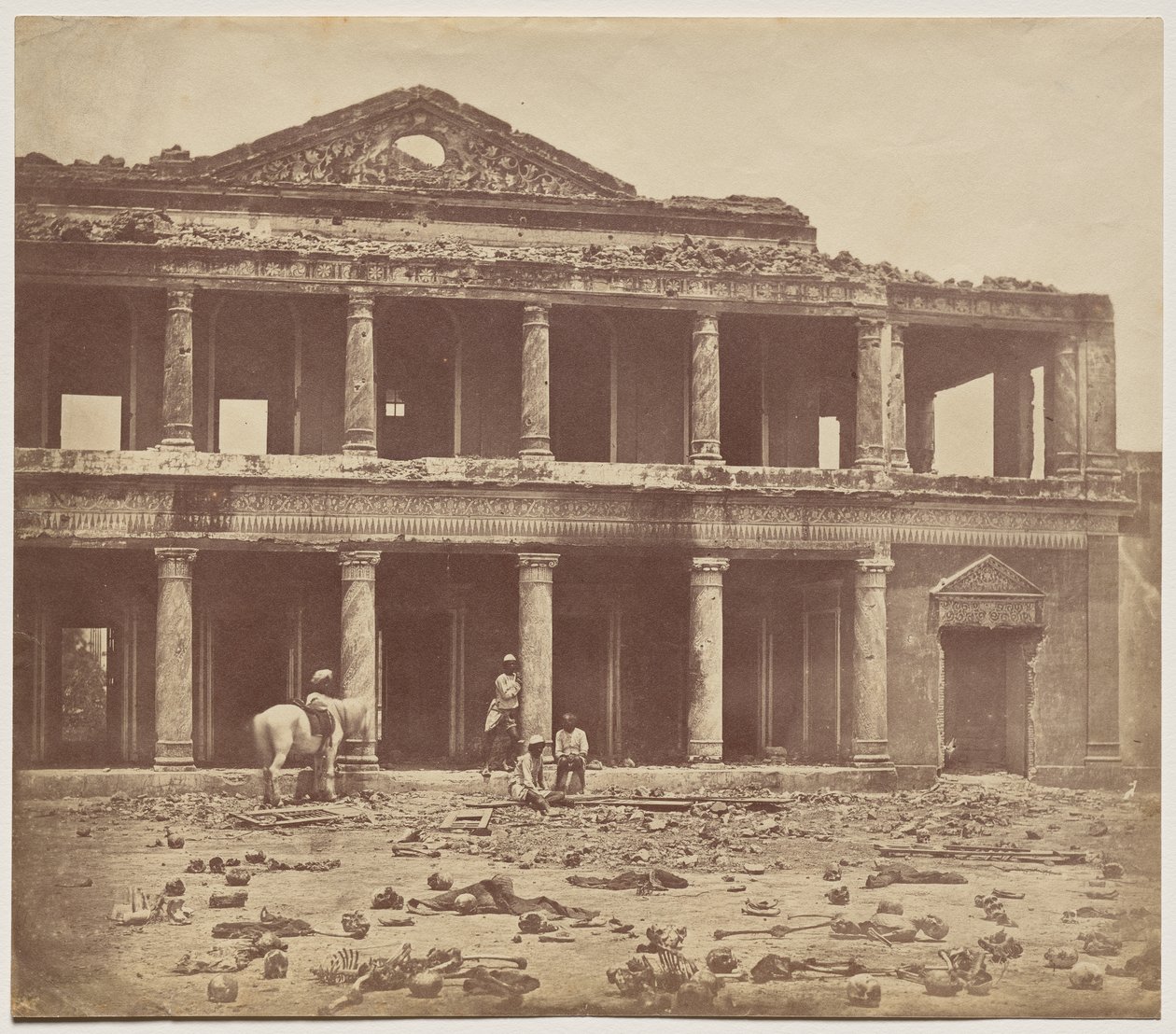 93. Highlanders ve 4. Pencap Alayı tarafından 2.000 Asi'nin Katledilmesinden sonra Secundra Bagh'ın içi by Felice A. Beato