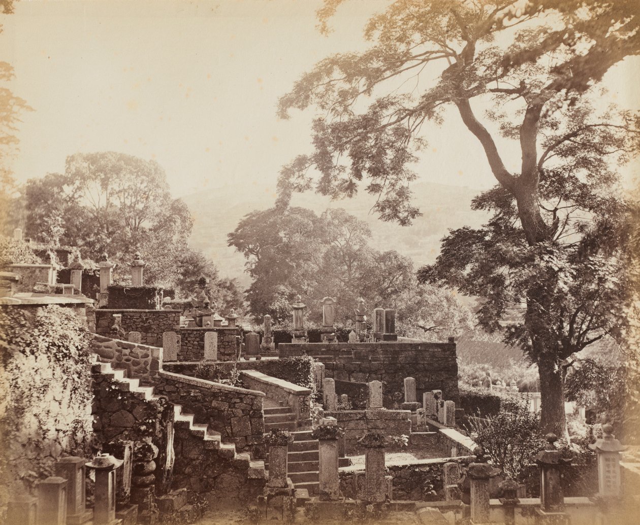 Mezarlık, Şantji, Nagazaki, Ki. 16. by Felice A. Beato