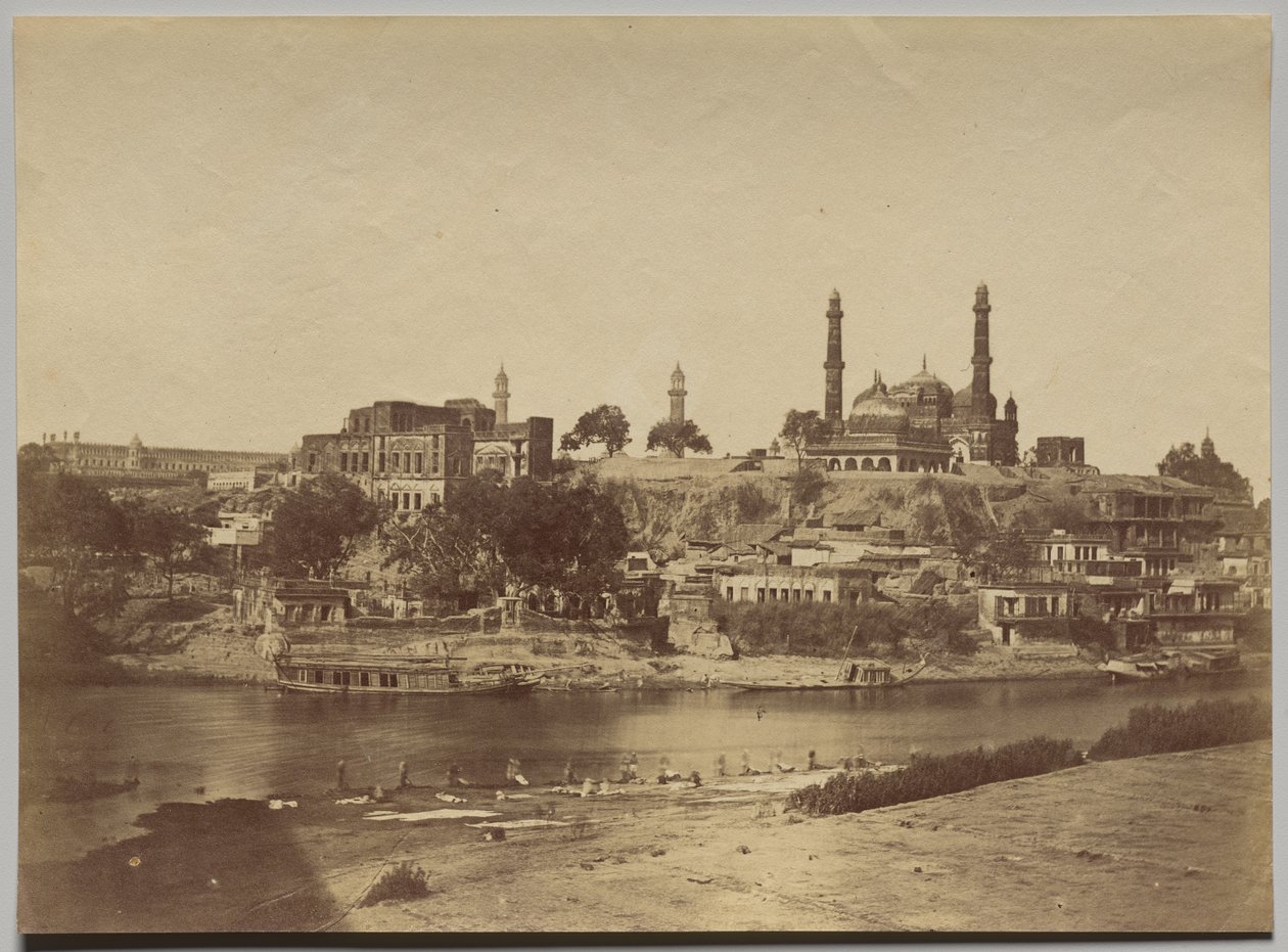 Taş Köprüden Alınan Muchee Bhawan Kalesi ve Gomti Nehri by Felice A. Beato