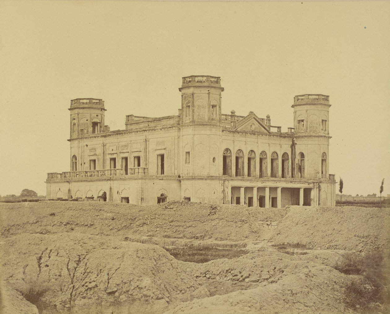 Alambagh Sarayı by Felice Beato