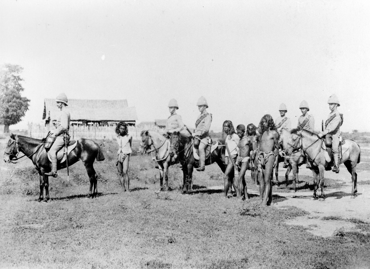 Atlı Piyade Tarafından Getirilen Dacoitler, 1890 dolayları by Felice Beato