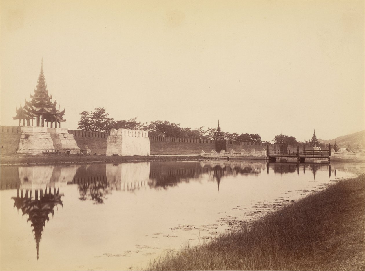 Hendek ve Köprü, Mandalay ile Şehrin Doğu Duvarı by Felice Beato