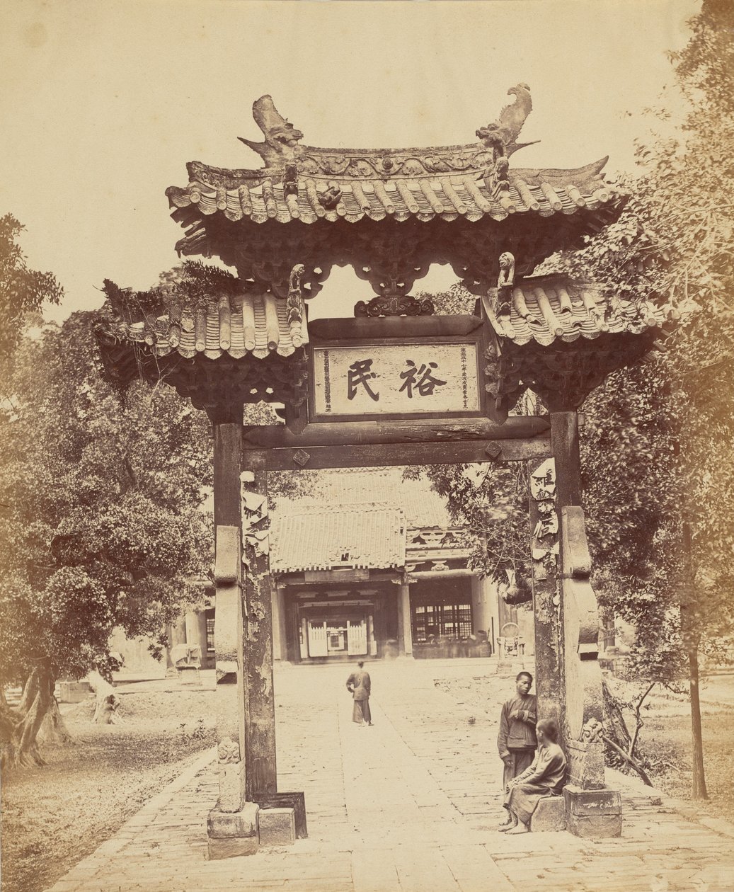 Hazineye Giriş, Kanton, 10 Nisan 1860 by Felice Beato