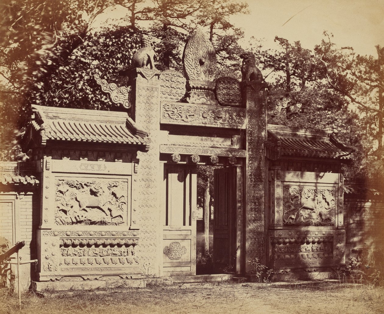 Pekin Yakınlarındaki Mezar Deposunun Dış Görünümü, Ekim 1860 by Felice Beato