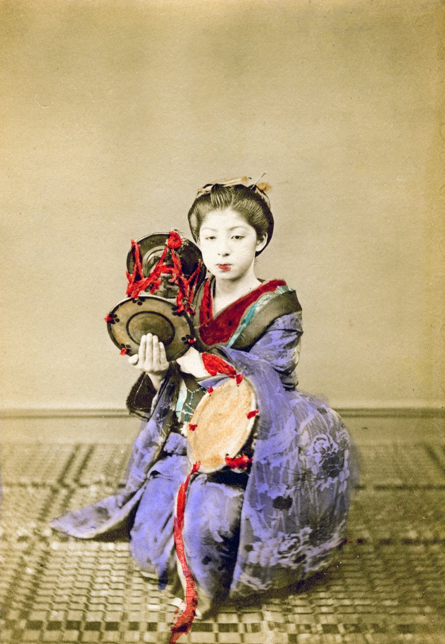 Tsuzumi oynayan geyşa, Japonya, 1882 by Felice Beato