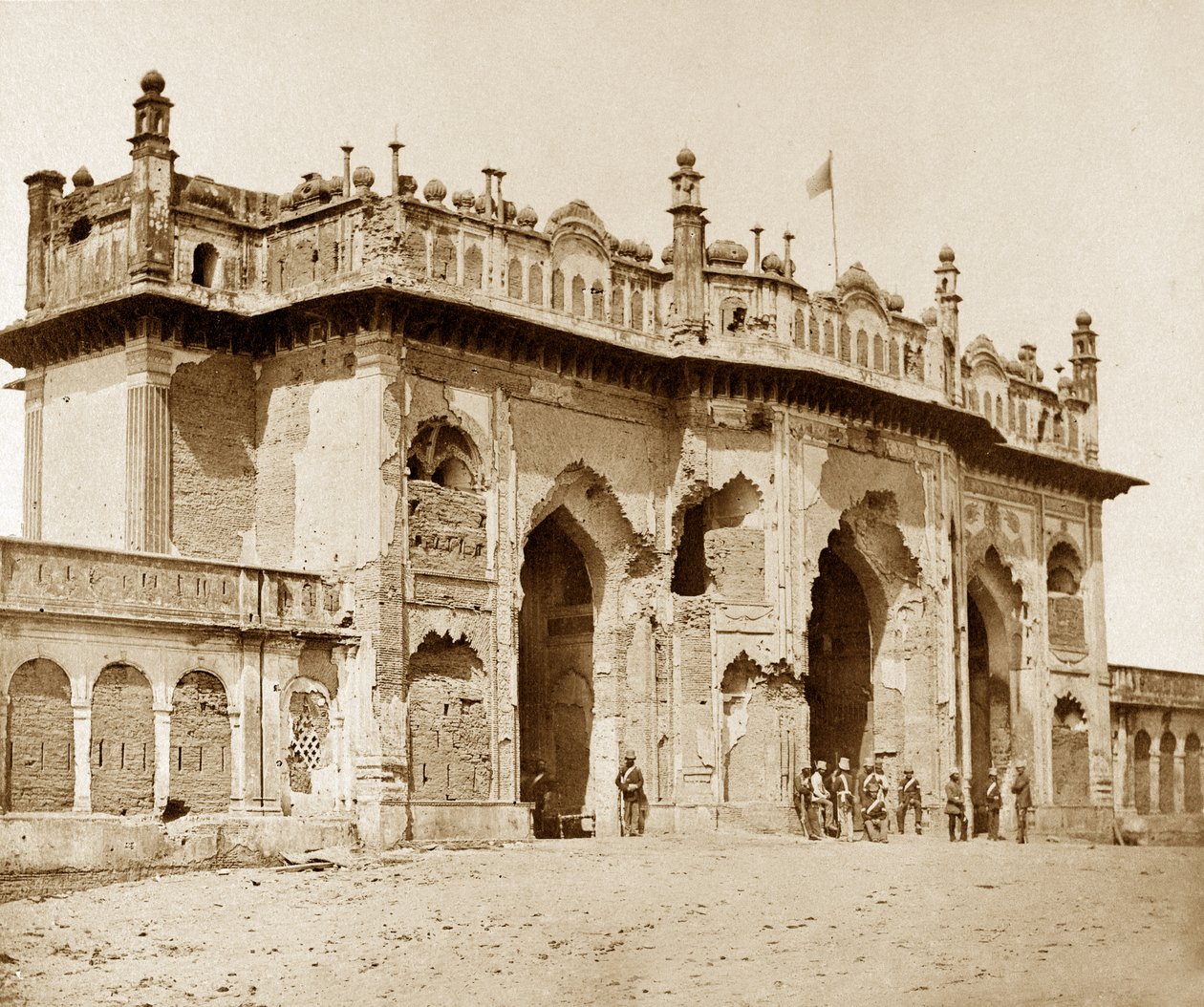 ಇಮಾಂಬರಾ ತುರ್ಕಿನ ಚರ್ಚ್‌ಗೆ ಭಾರೀ ಹಾನಿಗೊಳಗಾದ ಪ್ರವೇಶ ದ್ವಾರ by Felice Beato
