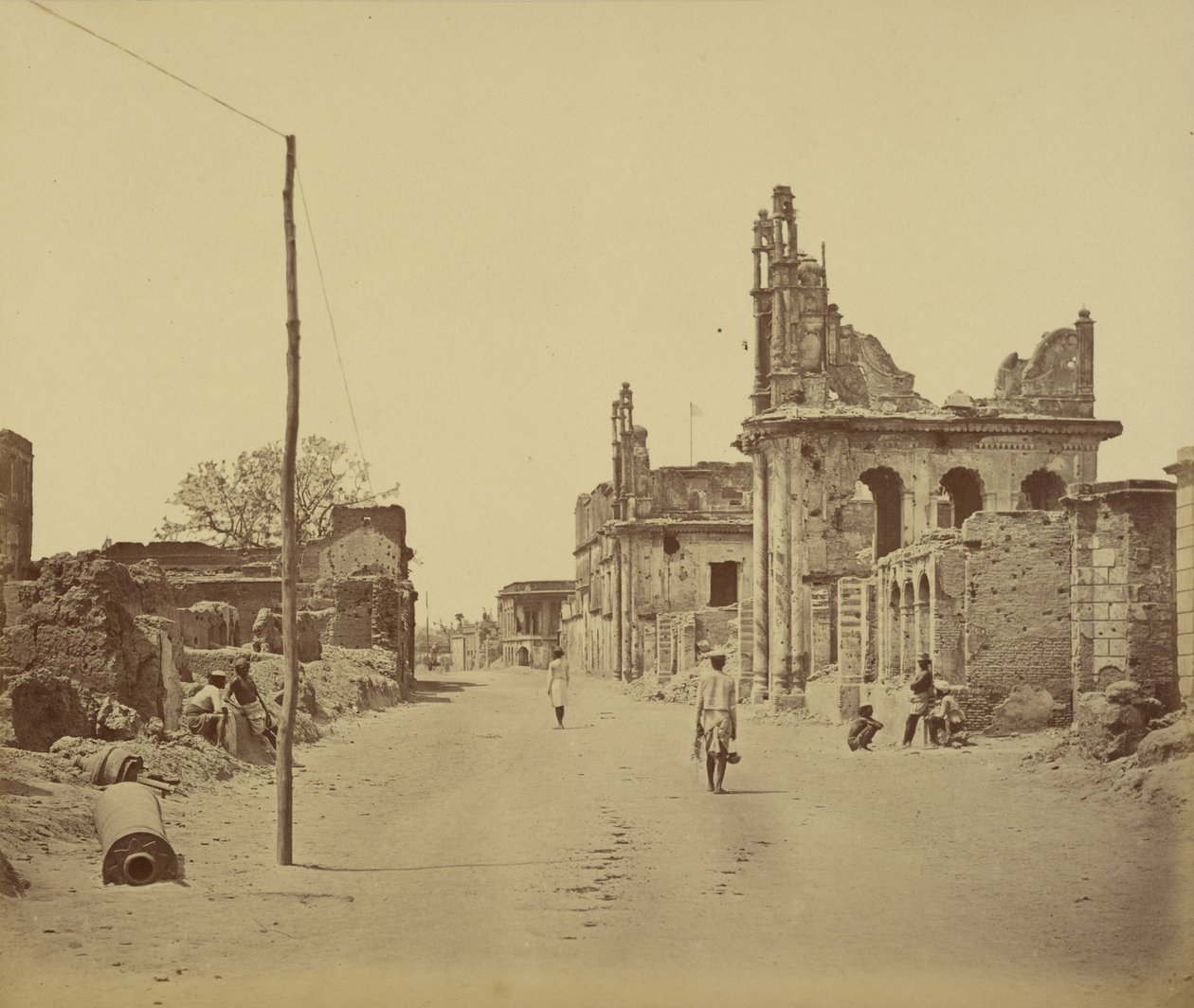 Cawnpore Yolu, Lucknow by Felice Beato