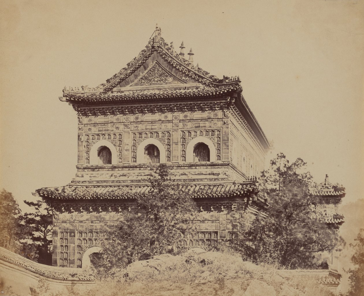 Büyük İmparatorluk Porselen Sarayı Yuen Min Yuen, Pekin, 18 Ekim 1860, 1860. by Felice Beato