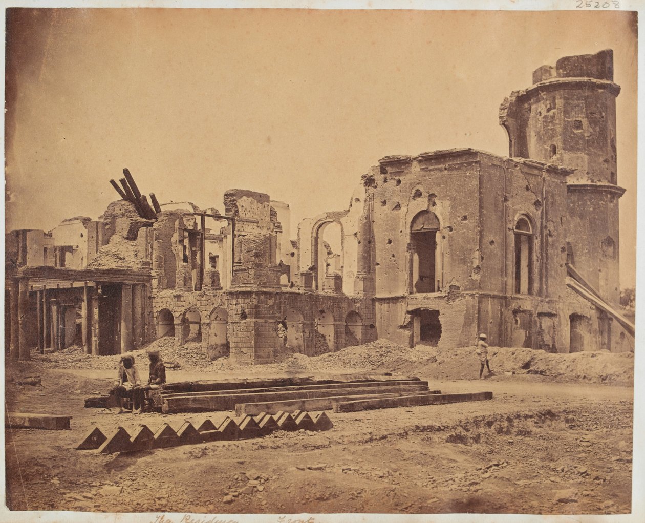 Rezidansın önü, Lucknow, 1858 by Felice Beato