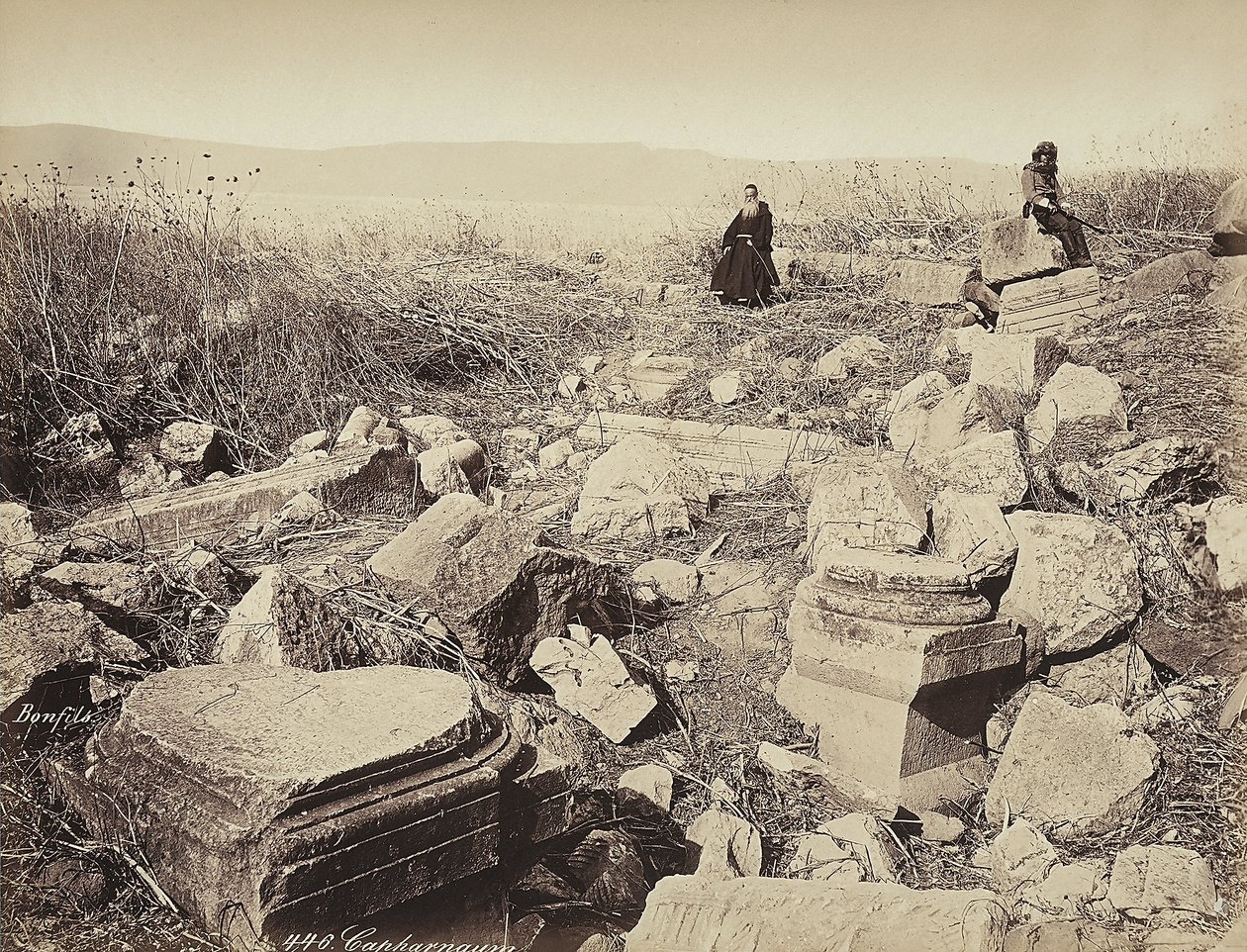 Bir keşiş ve silahlı bir adam, Capharnaum yakınlarında bazı harabelerin üzerinde oturuyor. by Félix Bonfils