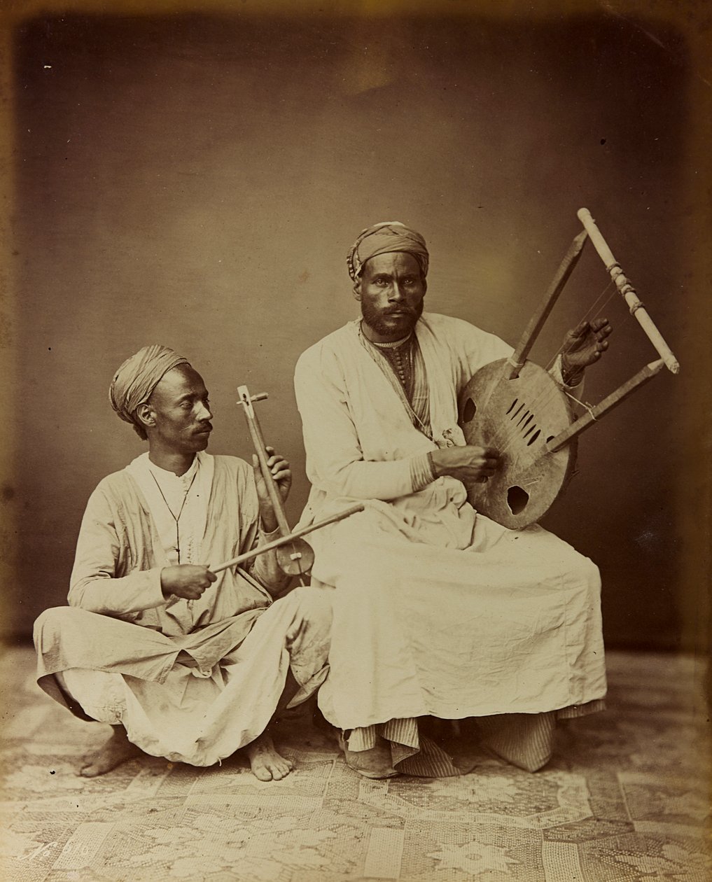 " Damas et Baalbek " albümü: Bir çift Suriyeli müzisyen telli bir enstrüman çalarken fotoğraflandı by Félix Bonfils
