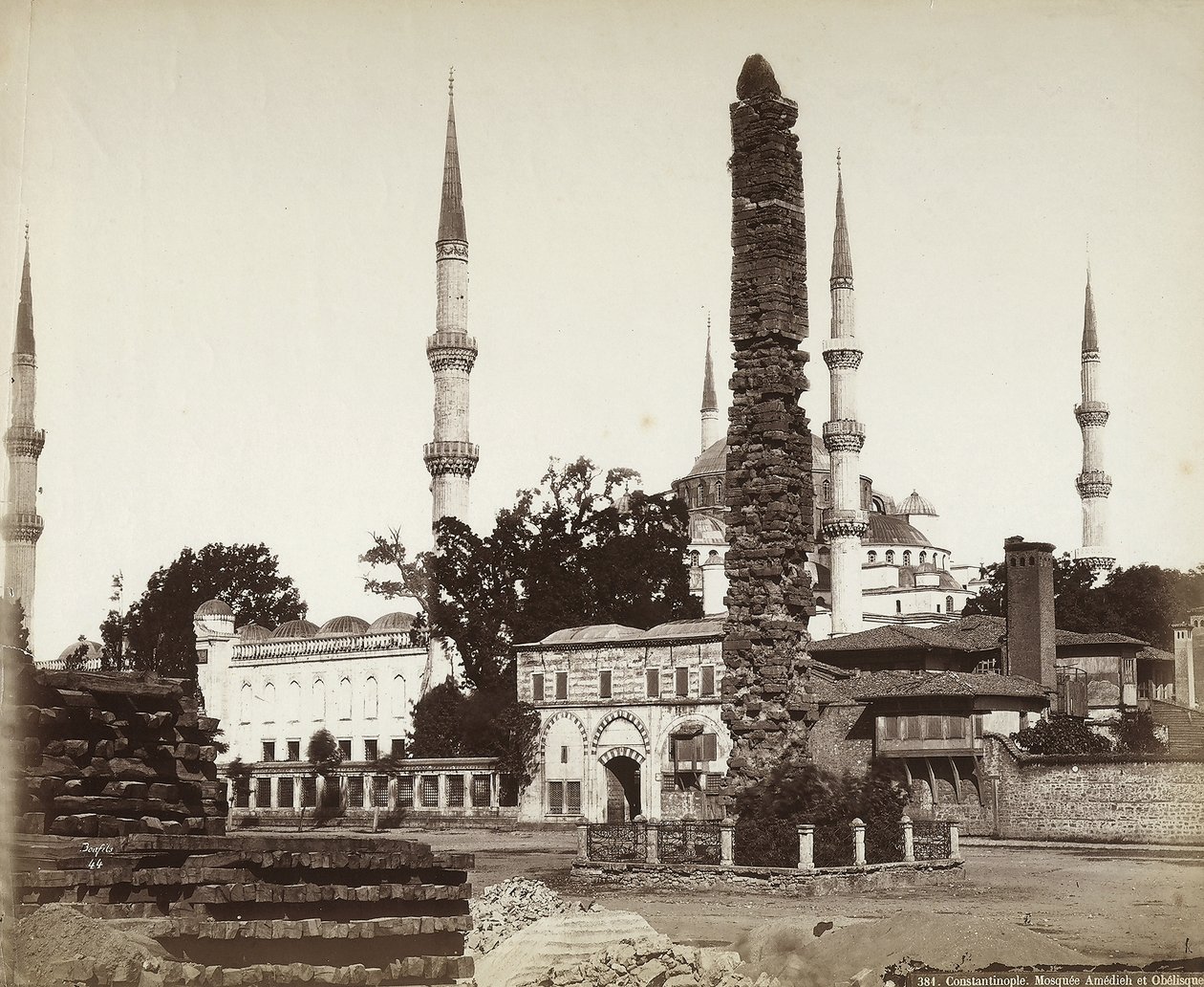 Konstantinopolis'teki Amedieh Camii ve Dikilitaş by Félix Bonfils