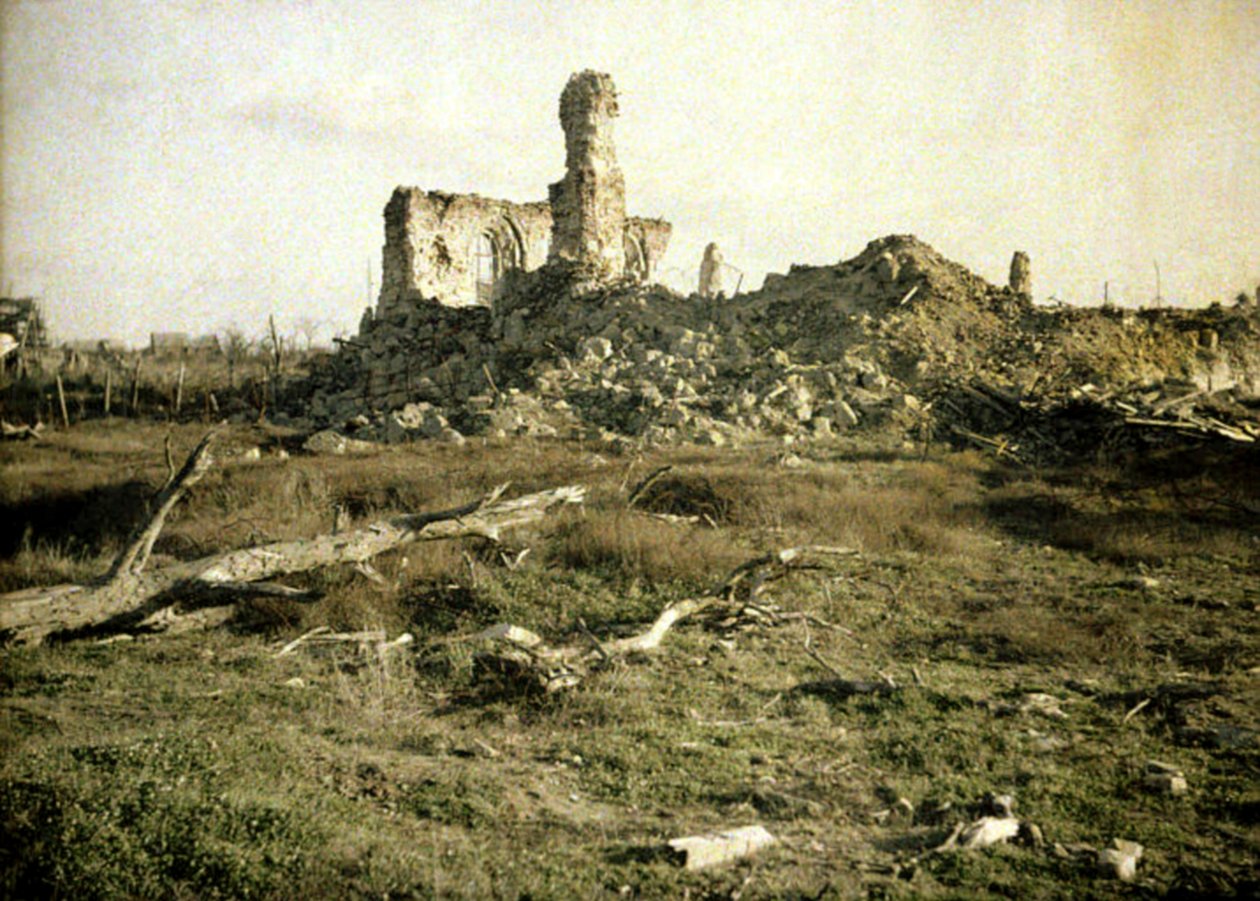 Savaş sırasında hasar gören bir kilise, Chaulnes, Somme, Fransa, 1917 (otokrom) by Fernand Cuville