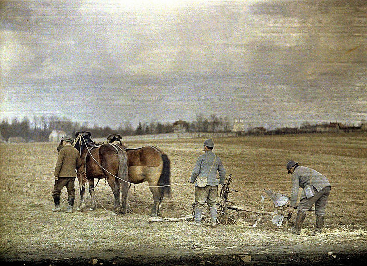 Bir çiftçi ve iki atla çift süren iki Fransız askeri, Marne, Fransa, 1917 (otokrom) by Fernand Cuville