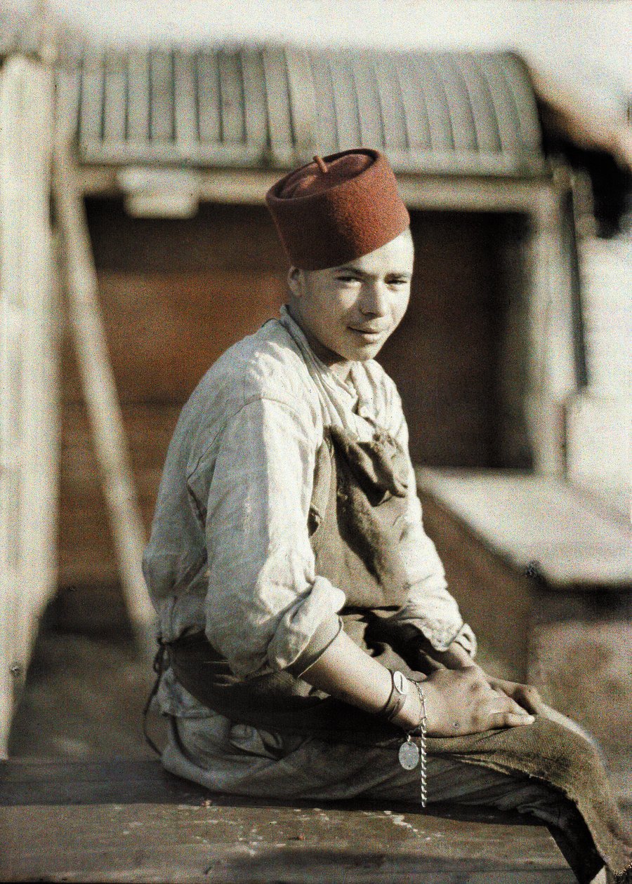 Almanların geri çekilmesinden sonra Cezayirli işçi, Noyon, Oise, Fransa, 1917 (otokrom) by Fernand Cuville