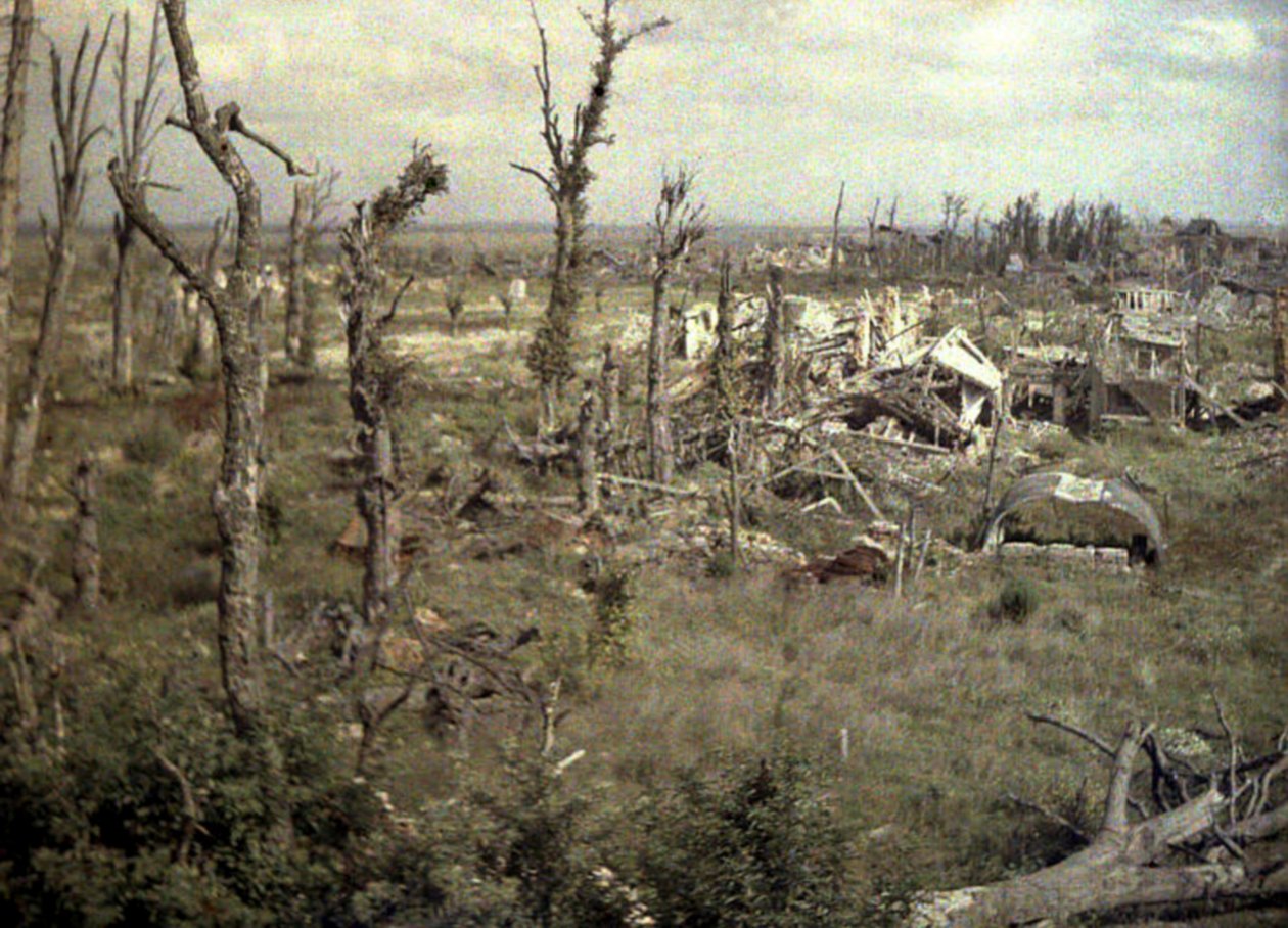 Topçu ateşi nedeniyle hasar gören binaların ve ağaçların bulunduğu kalenin yakınında bir alan, Chaulnes, Somme, Fransa, 1917 (otokrom) by Fernand Cuville