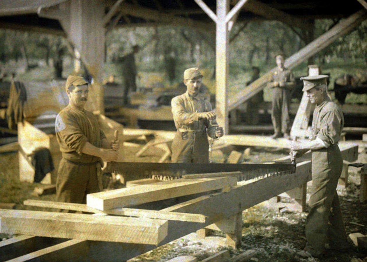 Bir kereste fabrikasında çalışan Kanadalı askerler, Quesmy, Oise, Fransa, 1917 (otokrom) by Fernand Cuville