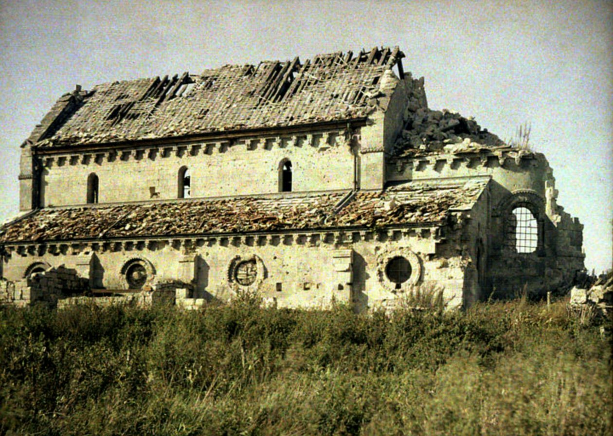 Topçu ateşiyle hasar gören kilise, Tracy-le-Val, D