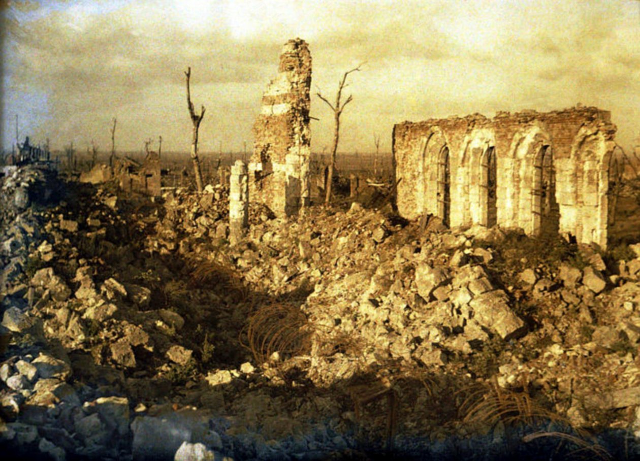 Savaş sırasında hasar gören kilise, Chaulnes, Somme, Fransa, 1917 (otokrom) by Fernand Cuville