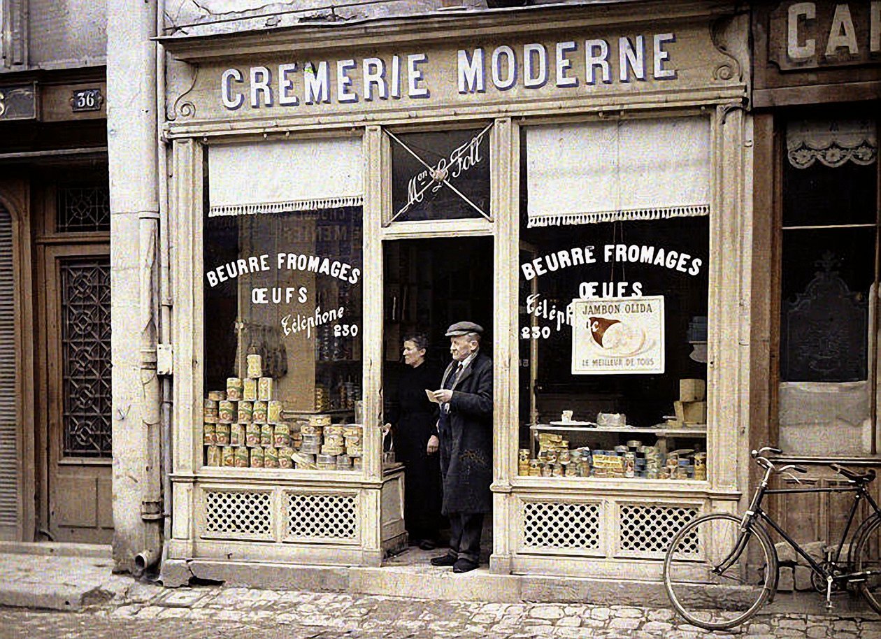 Le Foll mandırasının eşiğindeki çift, Reims, Marne, Fransa, 1917 (otokrom) by Fernand Cuville