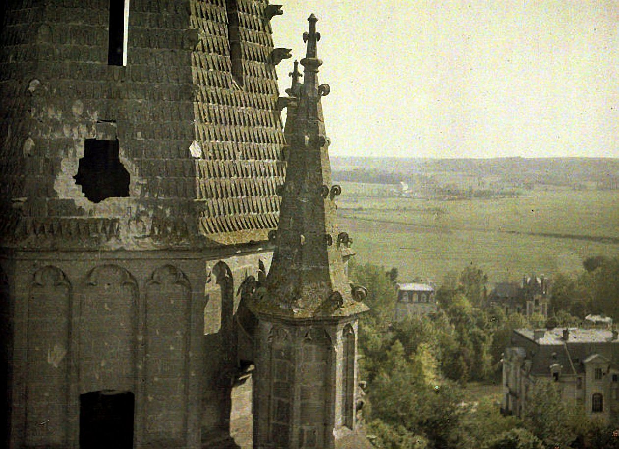 Topçu ateşiyle ağır hasar gören Saint-Jean-des-Vignes manastırında hasar, Soissons, Aisne, Fransa, 1917 (otokrom) by Fernand Cuville