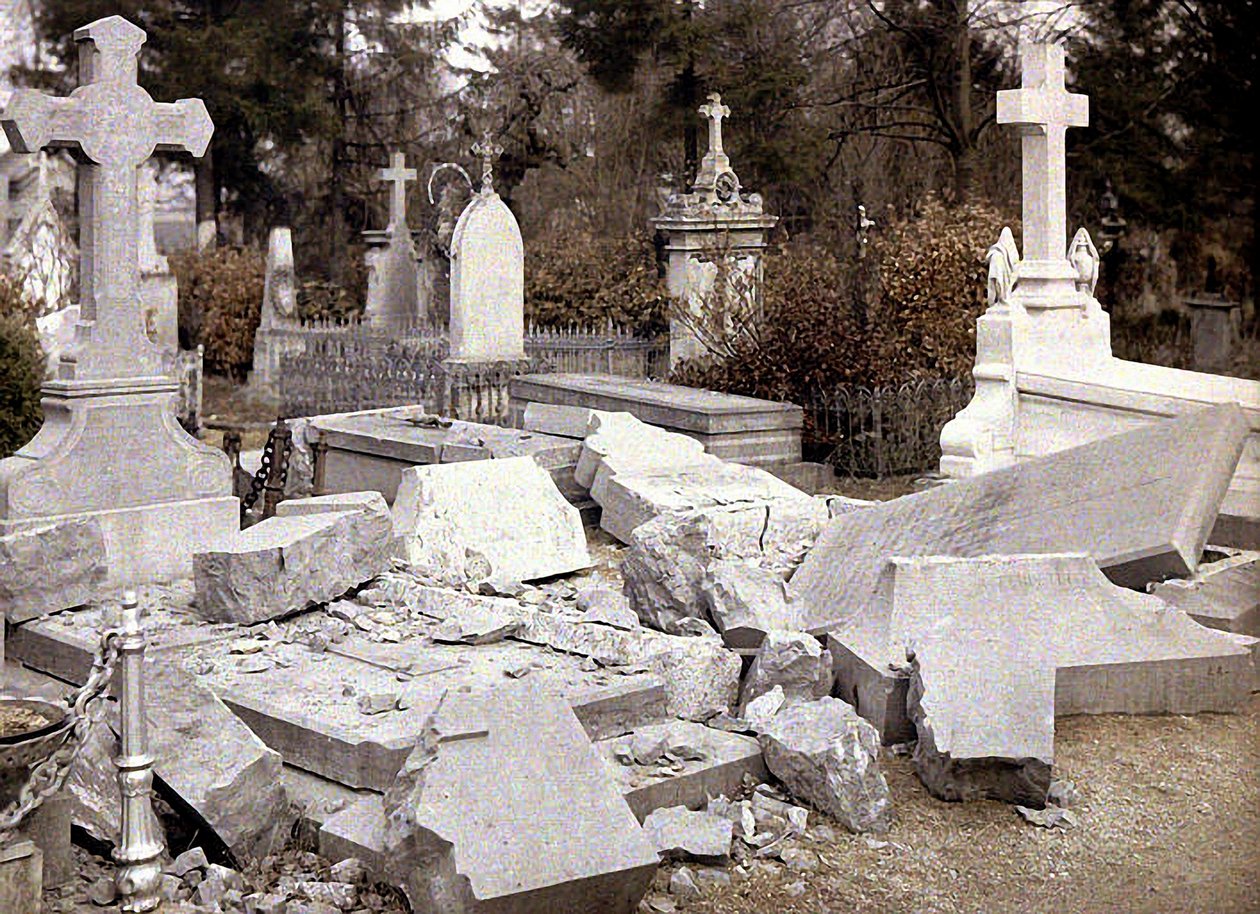 Kuzey mezarlığındaki hasarlı mezarlar, Reims, Marne, Fransa, 1917 (otokrom) by Fernand Cuville