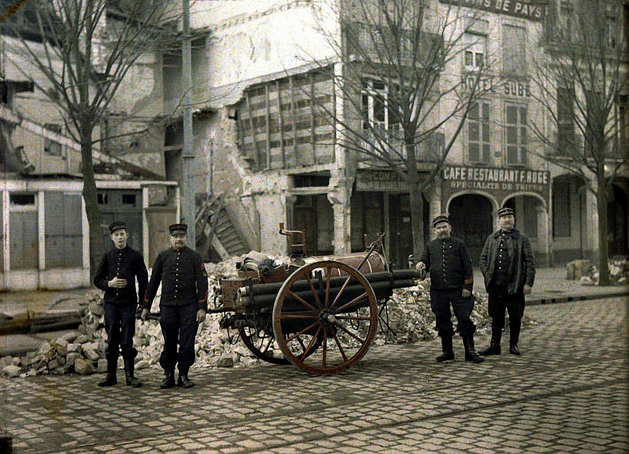 Ekipmanlarıyla birlikte dört itfaiyeci, Reims, Marne, Fransa, 1917 (otokrom) by Fernand Cuville