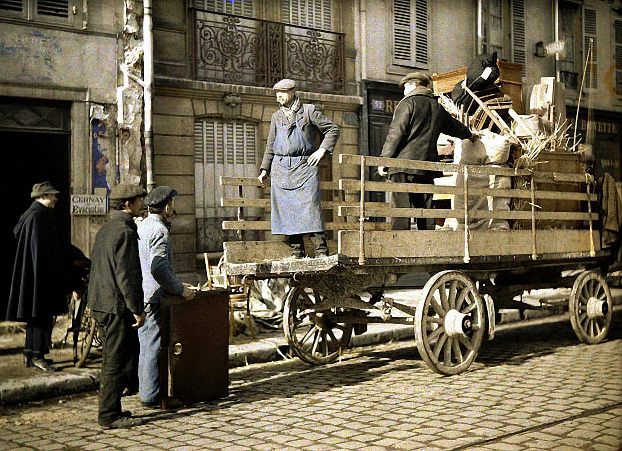 Kişisel eşyalarını bir arabaya yükleyen dört işçi, Reims, Marne, Fransa, 1917 (otokrom) by Fernand Cuville
