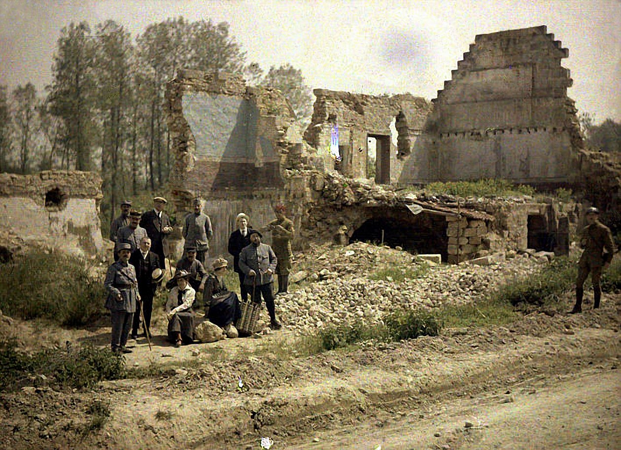 Fransız askerleri ve ön tiyatronun oyuncuları harabelerde poz veriyor, Vauxrezis, Aisne, Fransa, 1917 (otokrom) by Fernand Cuville
