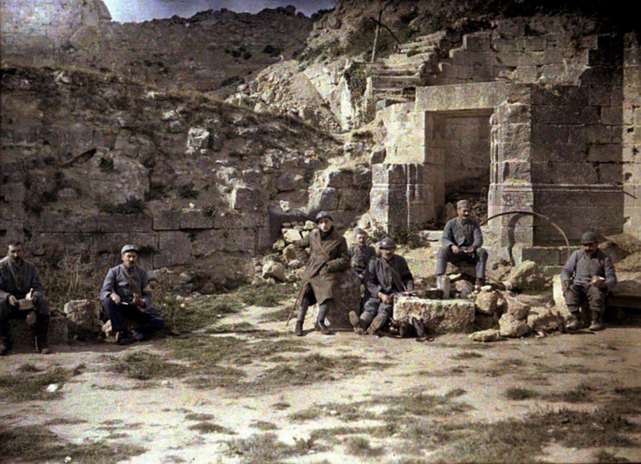 Öğle yemeği yiyen Fransız askerleri, Coucy-le-Chateau-Auffrique, Aisne, Fransa, 1917 (otokrom) by Fernand Cuville