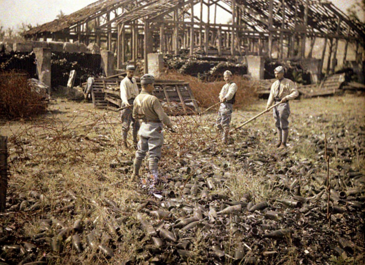 Fransız askerleri, ağır hasar görmüş bir cam fabrikasında, şişeler için depolama binasının yanına dikenli tel döşerken, Verrerie Saint-Grobain de Vauxrot, Cuffies, Aisne, Fransa, 1917 (otokrom) by Fernand Cuville