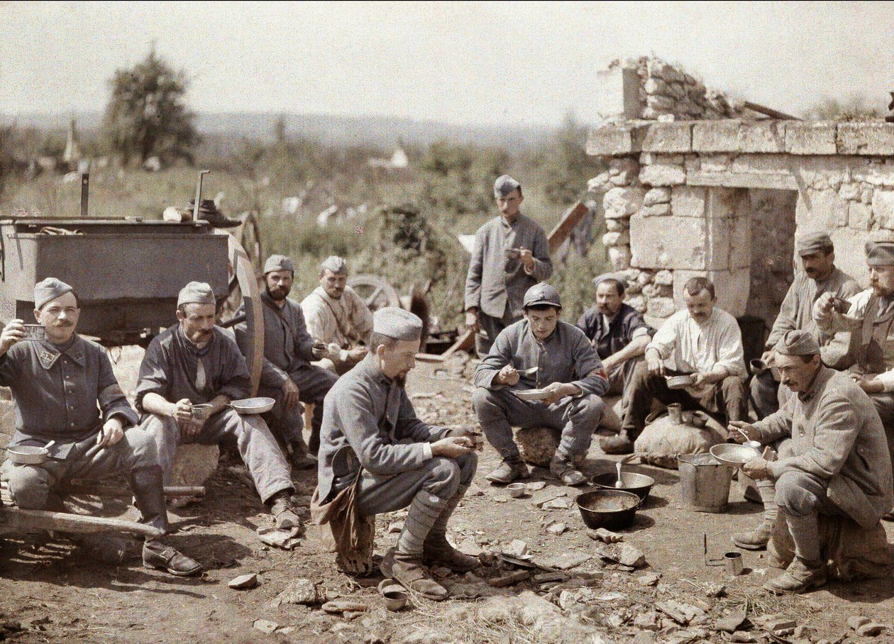 Aisne Muharebesi sırasında çorba içen 370. Piyade Alayı